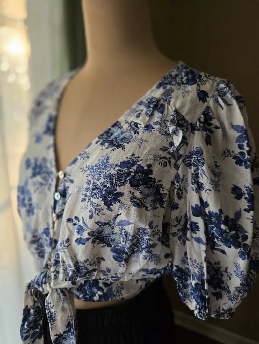 Cupcakes and Cashmere Floral Tie Front Crop Top Blue White Linen Rayon Blend XS